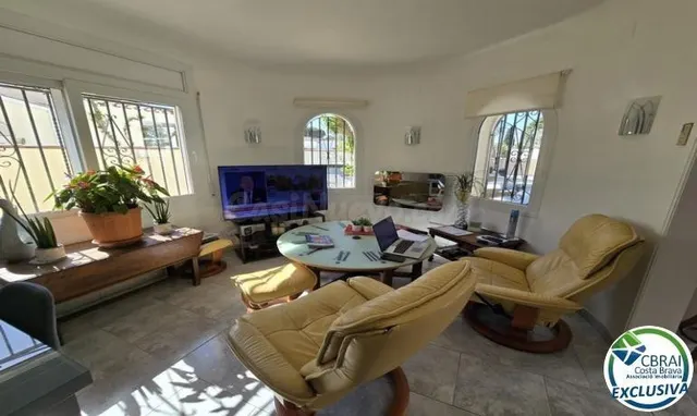 Casa con piscina y licencia turística - sector Peni - foto 5