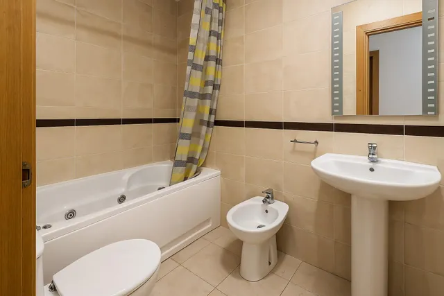APARTAMENTO SEMINUEVO EN PRIMERA LÍNEA CON TERRAZA, PISCINA Y LICENCIA TURÍSTICA !! — 7