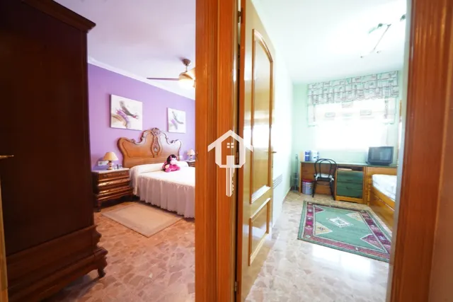 Chalet adosado con buhardilla en ciudad jardín de Alicante: garaje para 4 vehículos, terraza de 30m2 y piscina — 38