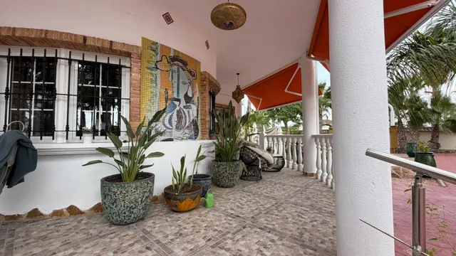 VILLA DE 4 DORMITORIOS Y 3 BAÑOS. PARCELA DE 1.850 M2. CON PISCINA CLIMATIZADA Y CASA DE INVITADOS INDEPENDIENTE EN CATRAL. — 9
