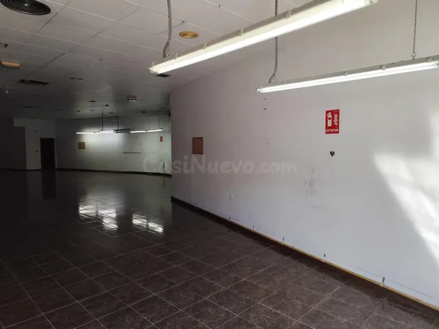 Amplio Bajo Comercial en Venta o Alquiler en Ubicación Estra - foto 3