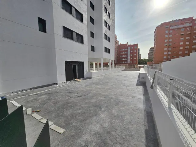LOCAL COMERCIAL CON DOS TERRAZAS Y DOS PLAZAS DE GARAJE — 10