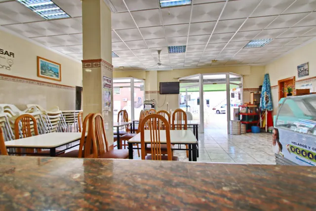 Local con terraza enorme, donde se encuentra 3 negocios en Santa Pola!!! — 11