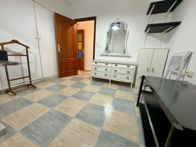 Amplio piso con terraza, 3 dormitorios y posibilidad de 4 en Av. Barcelona – Viñuela – Rescatado — 18