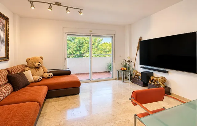 AMPLIO PISO EN FUENGIROLA – EXCELENTE UBICACIÓN A UN PASO DE - foto 3