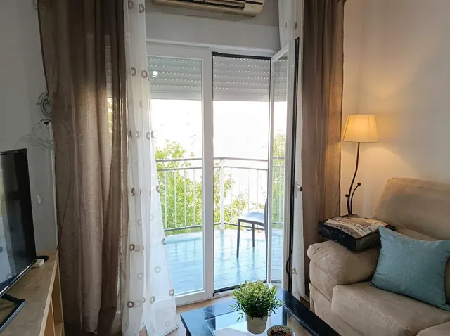 Exclusiva Oportunidad de Inversión y Hogar: Piso Totalmente Exterior Frente a Traumatología (Granada) | Ref: DLR00292 — 3