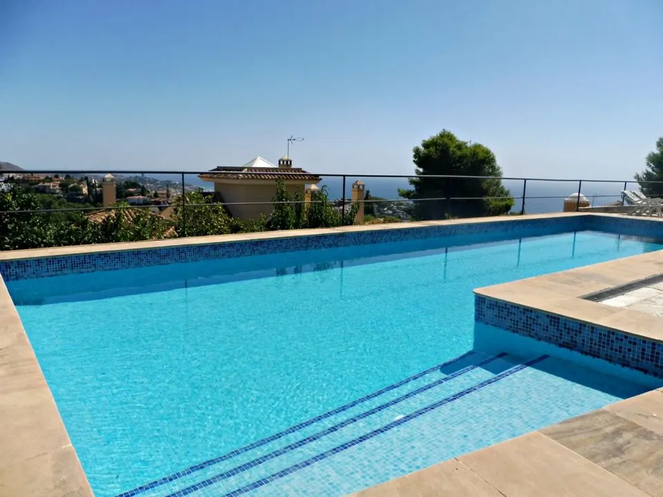 Chalet con vistas despejadas al mar en la mejor Urb. de Málaga