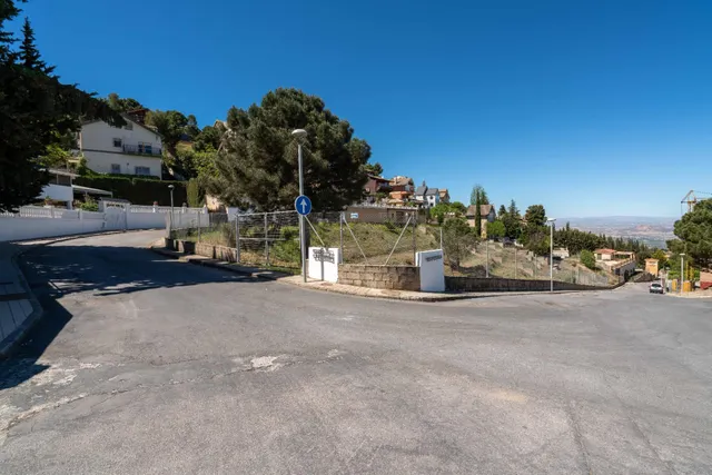 Parcela urbana de 2.000 m2 en la Zubia en un entorno único. — 12