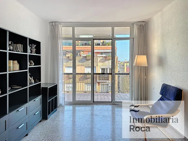 B3 - Apartamento 4 habitaciones en Carrer Industria - foto 4