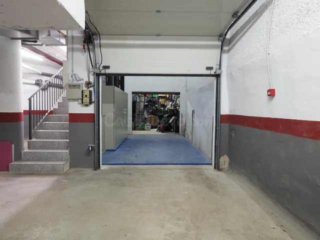 ¡Oportunidad única en el centro de Roses! Local/Parking cerr - foto 2