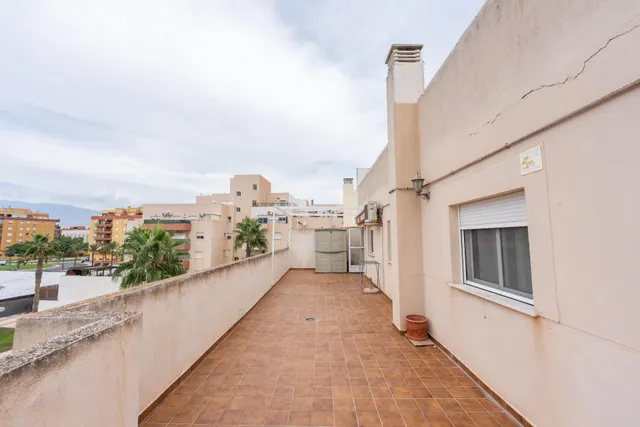 Ático Exclusivo en Roquetas de Mar con Amplia Terraza y Piscina Comunitaria — 10