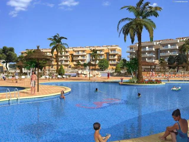 SE VENDE PISO BAJO EN ALMERIMAR EN URB. CON PISCINA Y ZONAS 