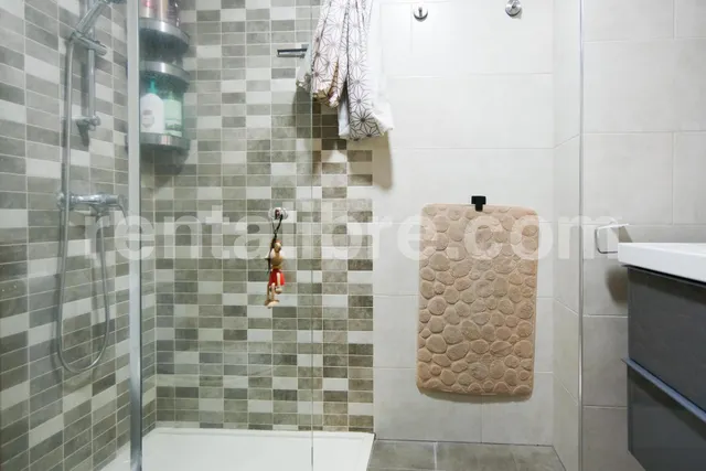 SE ALQUILA CASA CON PATIO – 3 DORMITORIOS – 1.100 €/MES — 12