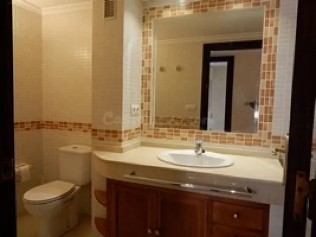Piso de 4 habitaciones, 2 baños, salón, cocina y terraza.