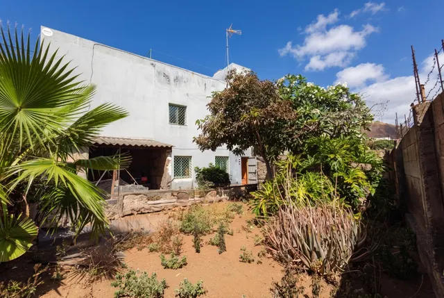CASA UNIFAMILIAR CON TERRENO URBANO Y GRANDES POSIBILIDADES EN OFRA — 46