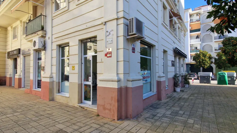 Local comercial en alquiler en esquina junto a Plaza del Caballo, gran visibilidad