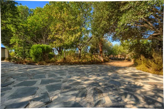 Chalet independiente de una planta con apartamento, piscina y parcela urbana de 2.800 m2 — 46