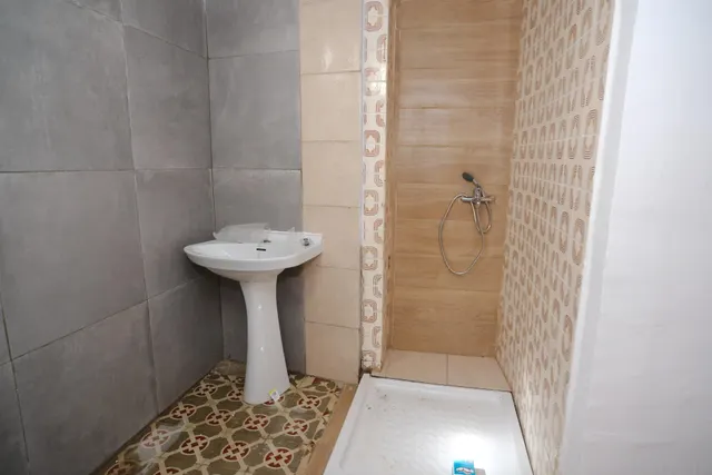 Piso en planta baja con patio en alquiler en casas ibañez — 4