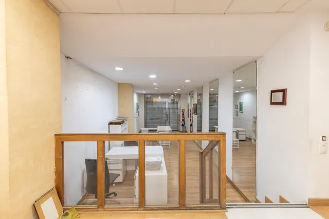 LOCAL COMERCIAL EN CALLE ÁNGEL GANIVET – UBICACIÓN PRIVILEGIADA — 13