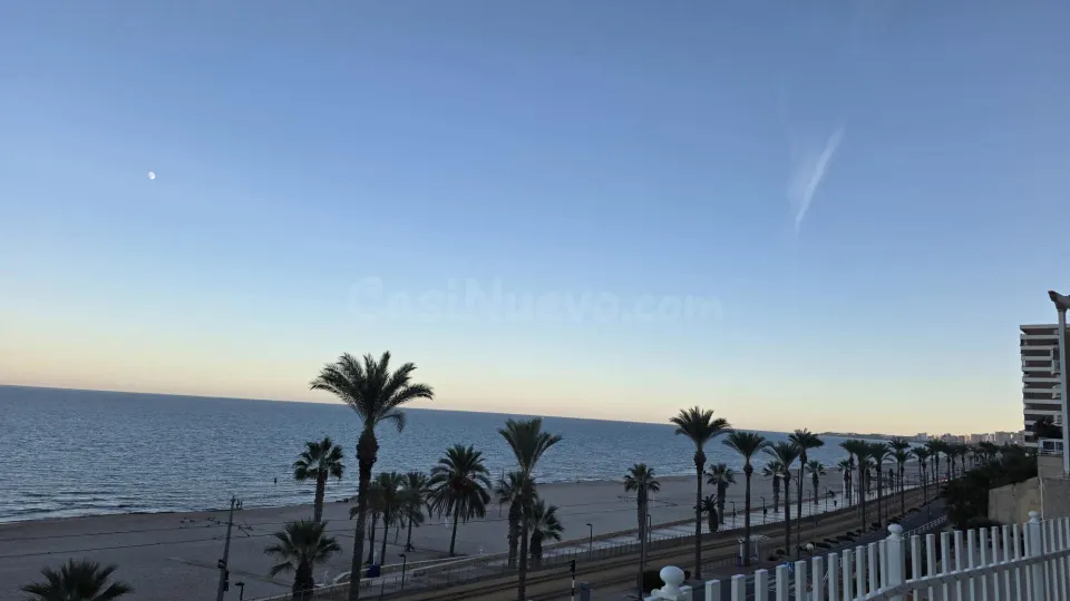 Vive frente al mar en este exclusivo piso en la Playa de Muchavista.
