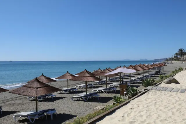 Apartamento de 2 dormitorios con vistas al mar en Estepona — 24