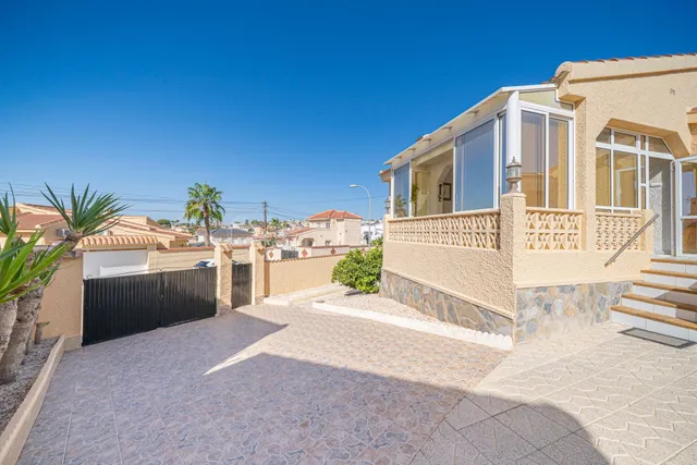 Villa independiente de 3 dormitorios con vivienda adicional  - foto 3