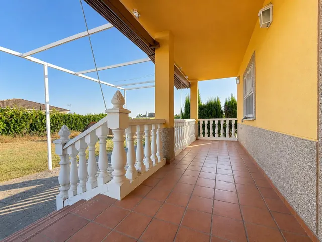 CASA INDEPENDIENTE CON 966 M/2 DE PARCELA EN NUEVO HIGUERON . — 47