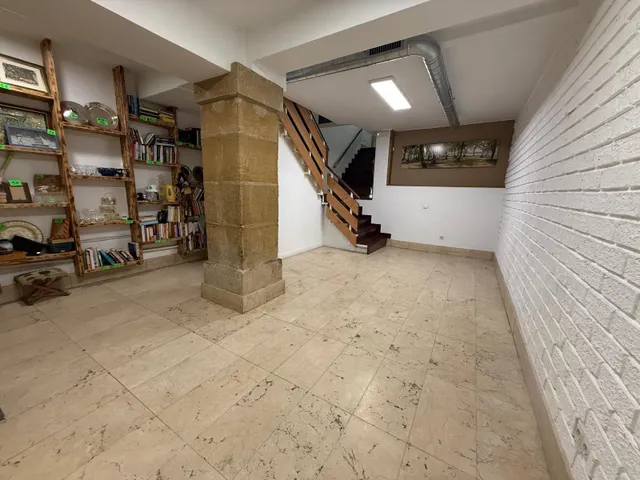 SE VENDE LOCAL CON INQUILINOS EN EL CENTRO — 22