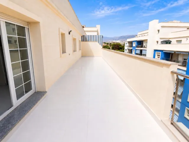 Ático con gran terraza y vistas al mar — 15
