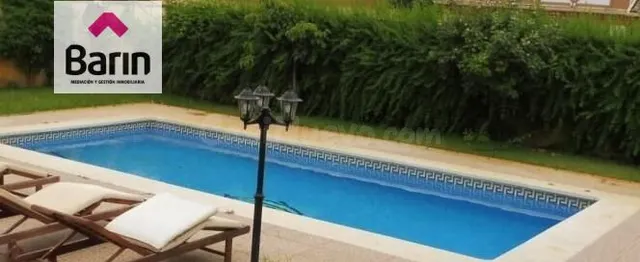 Impresionante Chalet Independiente con Jardín y Piscina en U