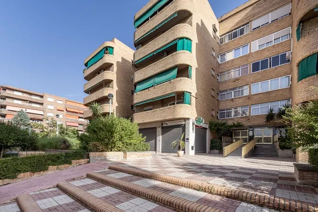 Piso con plaza de garaje cerrada junto a La Inmaculada, frente al río Genil. — 26