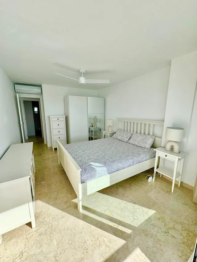 Fantástico apartamento en alquiler de larga duración en primera línea de playa en Puerto Adriano. — 14