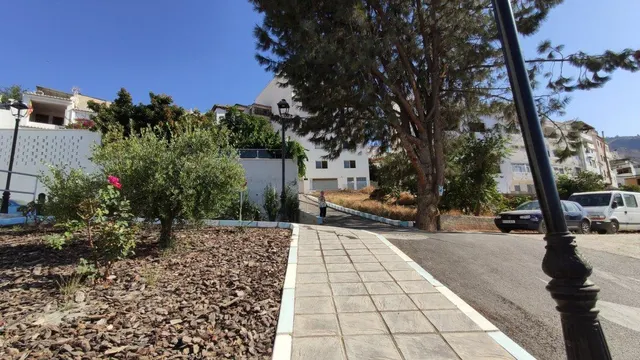 PARCELA URBANA EN LANJARON — 32