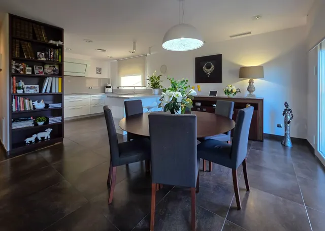 CASA DE 2 PLANTAS CON APARTAMENTO Y JARDIN — 32