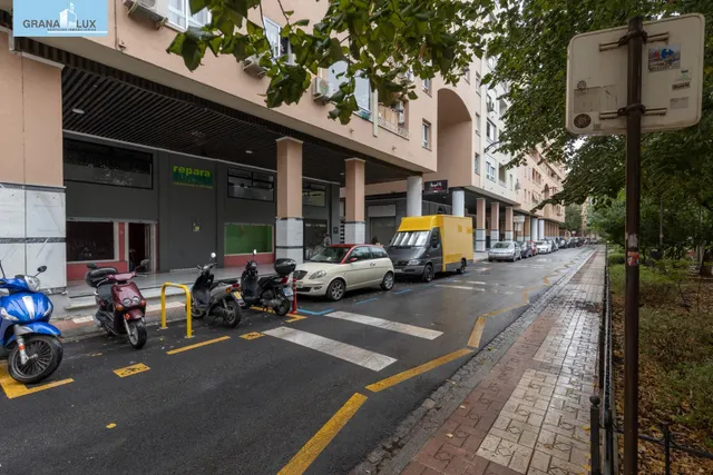 Local comercial en venta en calle agustina de aragón — 18