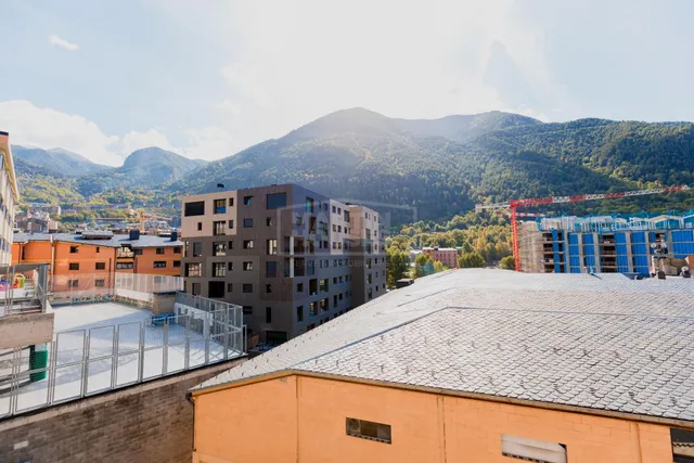 Si buscas una vivienda nueva a estrenar, con jardín privado y en pleno centro, este piso es una oportunidad única. — 23