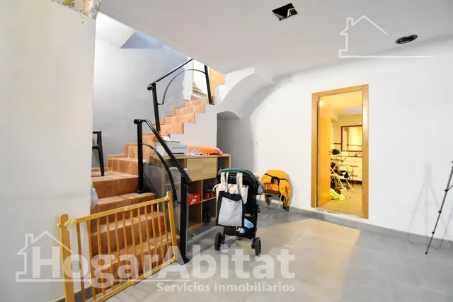 Casa luminosa y esquinera con balcón y dos terrazas, toda amueblada, en el centro — 21