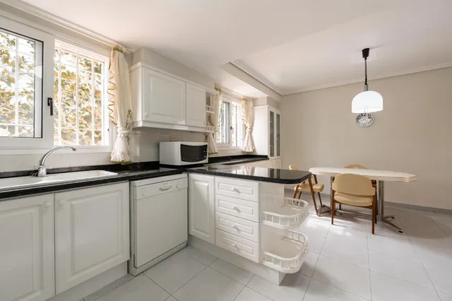 Amplia vivienda con piscina privada, terraza y garaje cerrado — 15