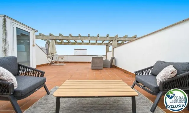 Ático de 61 m2, con 60 m2 de terraza-solarium, LICENCIA TURISTICA. — 28