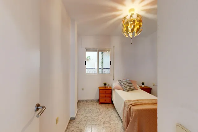 Espacioso piso en Canteras con gran dormitorio principal en suite, patio y plaza de garaje. Cartagena — 10