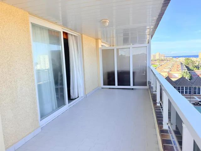 Apartamento con una gran terraza esquinera en  la urbanización Arpón II, en el kilómetro 4 de La Manga del Mar Menor. — 5