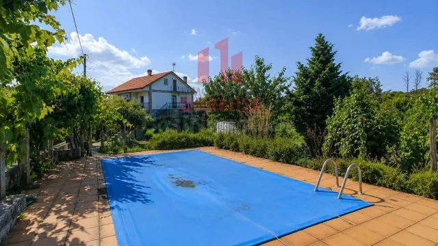CASA CON PISCINA Y PARCELA DE MÁS DE 1000 M2 AL LADO DEL POL