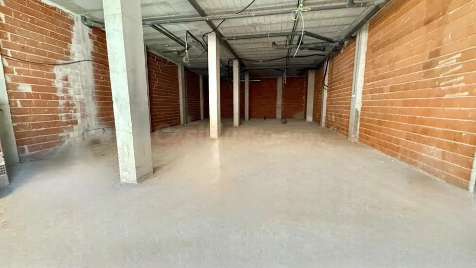 LOCAL COMERCIAL DE 220 M2 CERCA DEL MAR - ZONA TORREVIEJA -