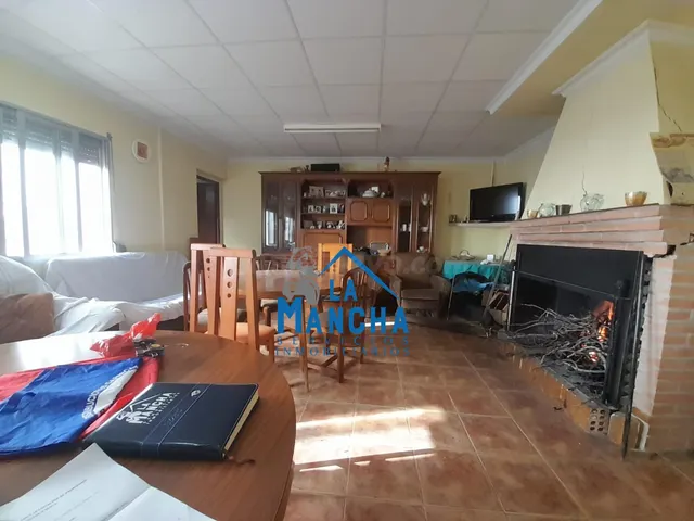 INMOBILIARIA LA MANCHA VENDE CASA DE DOS PLANTAS EN ZONA PED - foto 2