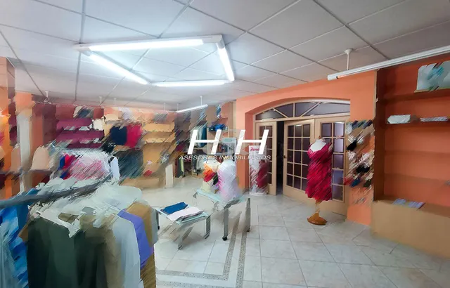 Amplio local con terraza en zona centro. / HH Asesores, Inmobiliaria en Burjassot / — 2