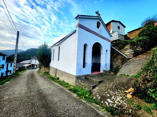 PRECIOSA CASA CON CAPILLA Y TERRENOS EN VILLAYON (ASTURIAS) — 23