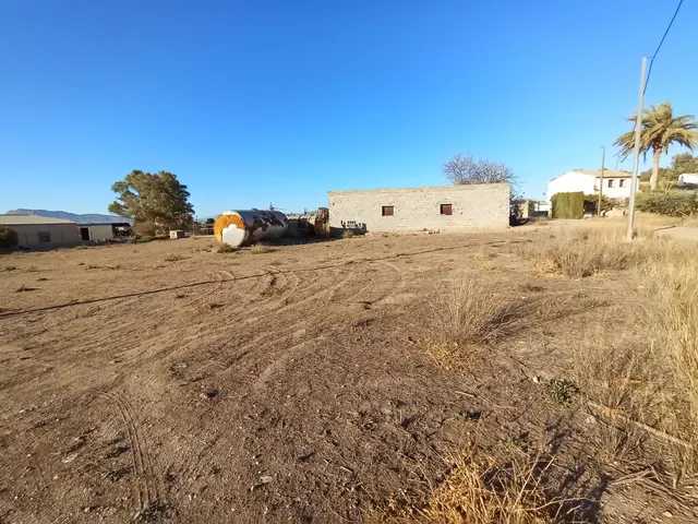 Parcela de 5500 m2 con almacén declarado de 70 m2. — 8