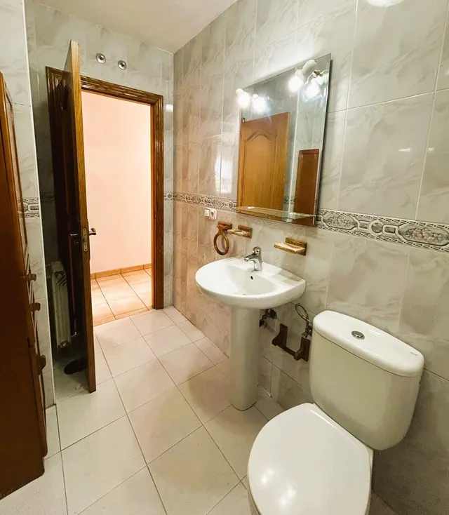 SE VENDE AMPLIO PISO EN CALLE ZARAGOZA — 23