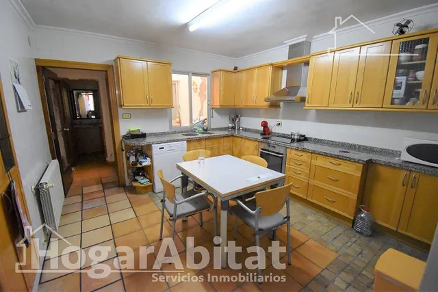 AMPLIA CASA CON TERRAZA Y BALCÓN - foto 5