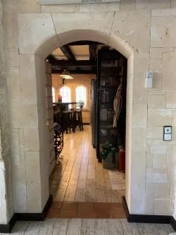 Villa de estilo mallorquín con amplio jardín de pinos en Cala Vinyes — 19
